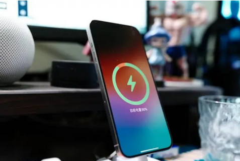 上街苹果15换屏服务分享用什么充电器给iPhone15充电更好 
